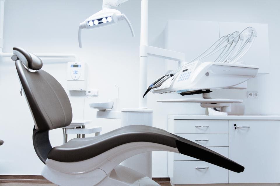 Consultório dentário moderno e limpo