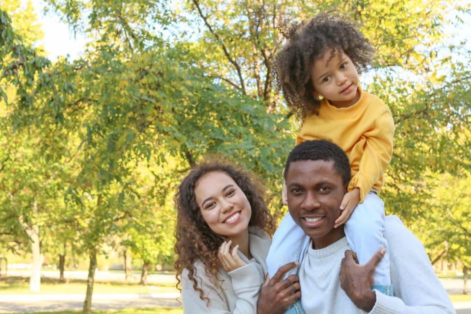 Família a sorrir ao ar livre